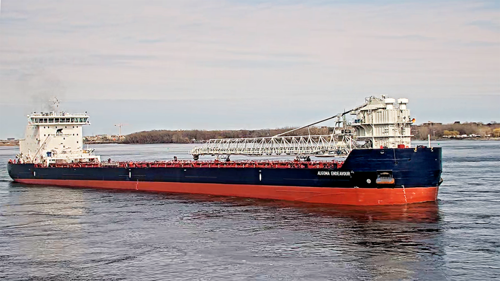 Algoma Endeavour raises Canadian flag for the 1st time at Montreal Port