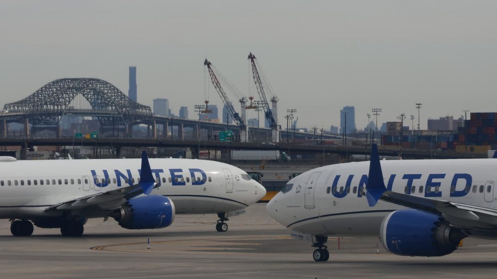 United cuts Newark schedule after hundreds of flight disruptions, blaming FAA staffing, technology problems