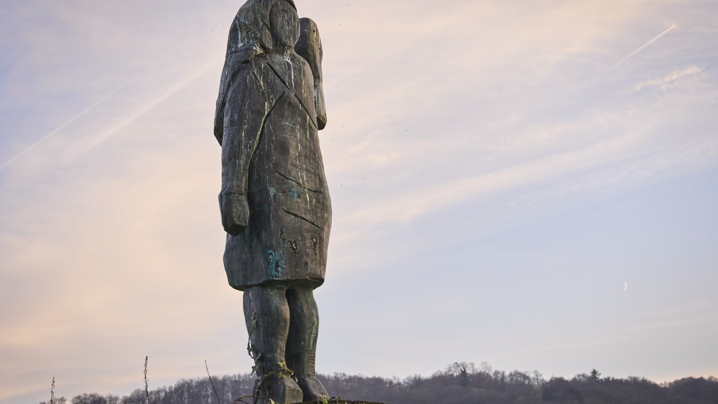 Police investigate disappearance of Melania statue in her native Slovenia…