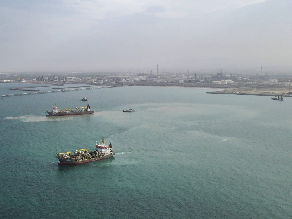 Boskalis vessels ‘spot hunting’ to clear the way for new LNG terminal