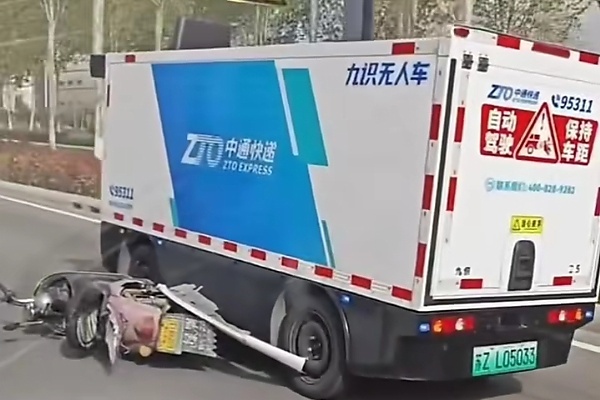 Video : Cabinless Self-driving Delivery Van Drags A Scooter Along The Road In China – But Who Is At Fault?