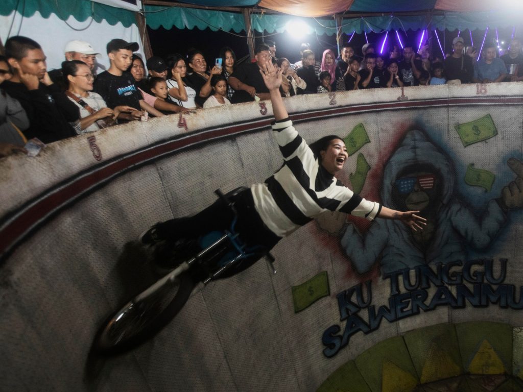 Daredevil biker stuns Indonesia’s night fair crowd with fearless stunts