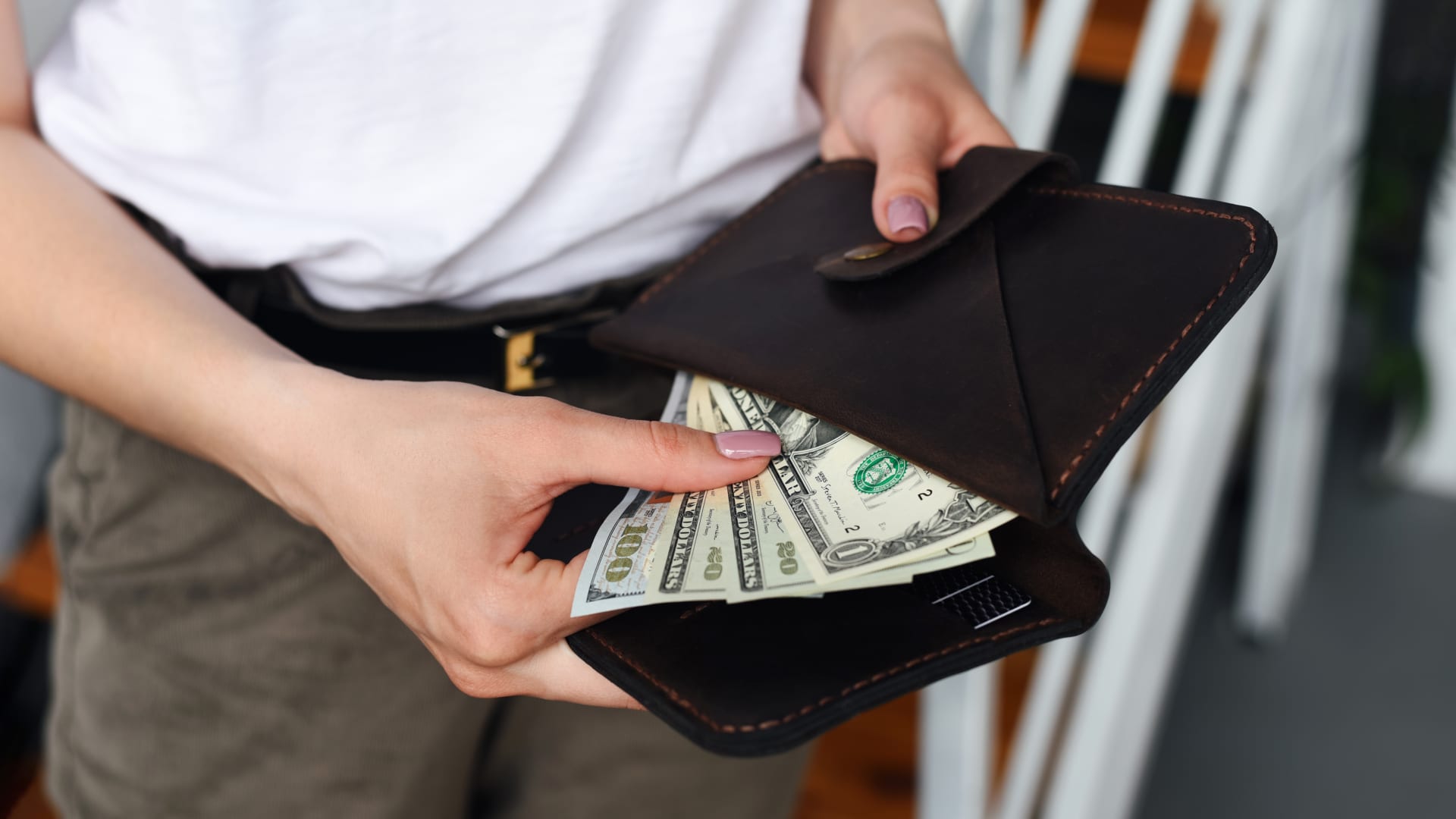 How much cash you should keep in your wallet, according to money experts