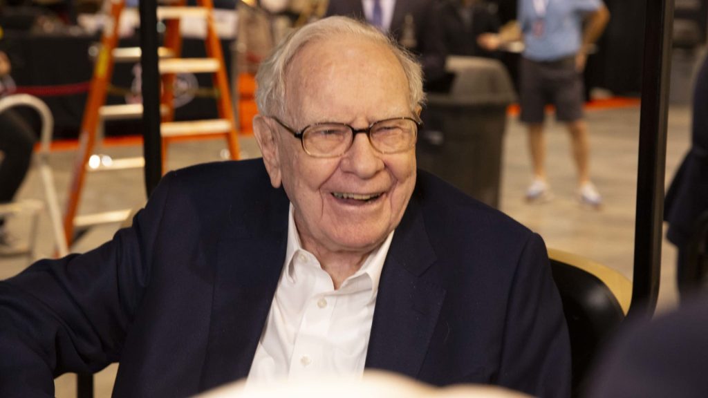 Investors are piling into big, short Treasury bets alongside Warren Buffett
