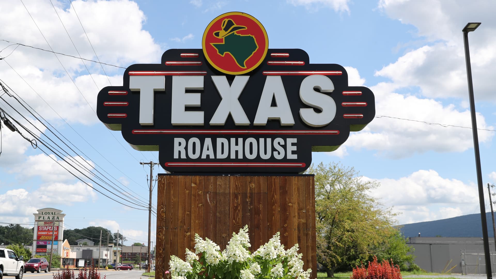 Texas Roadhouse traffic rebounds. Here is what else the stock has going for it
